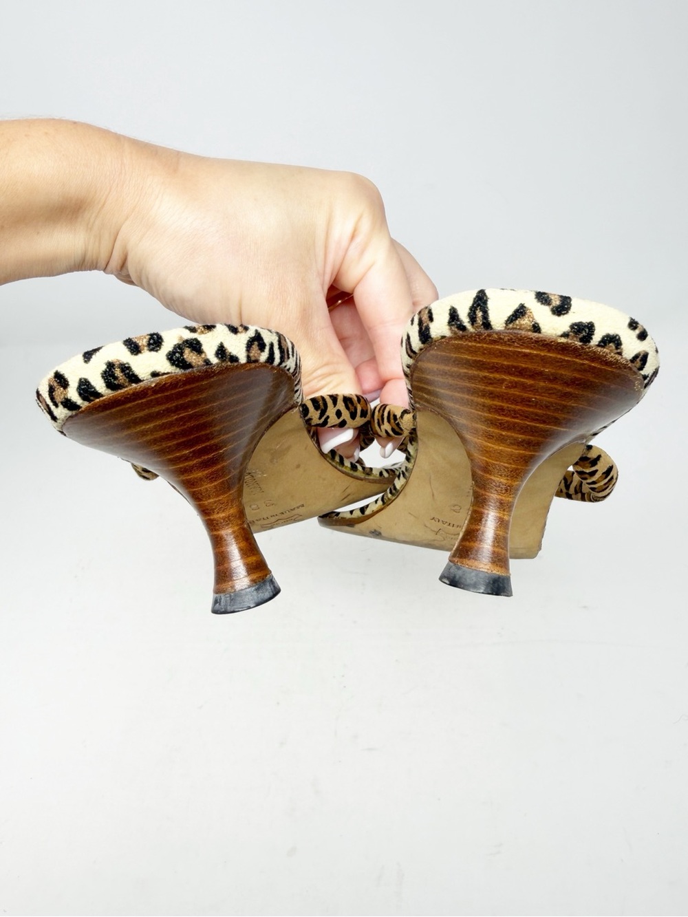 Vintage Manolo Blahnik Leopard Print Thong Kitten Heel Sandals Womens EU 38 - Picture 5 of 11